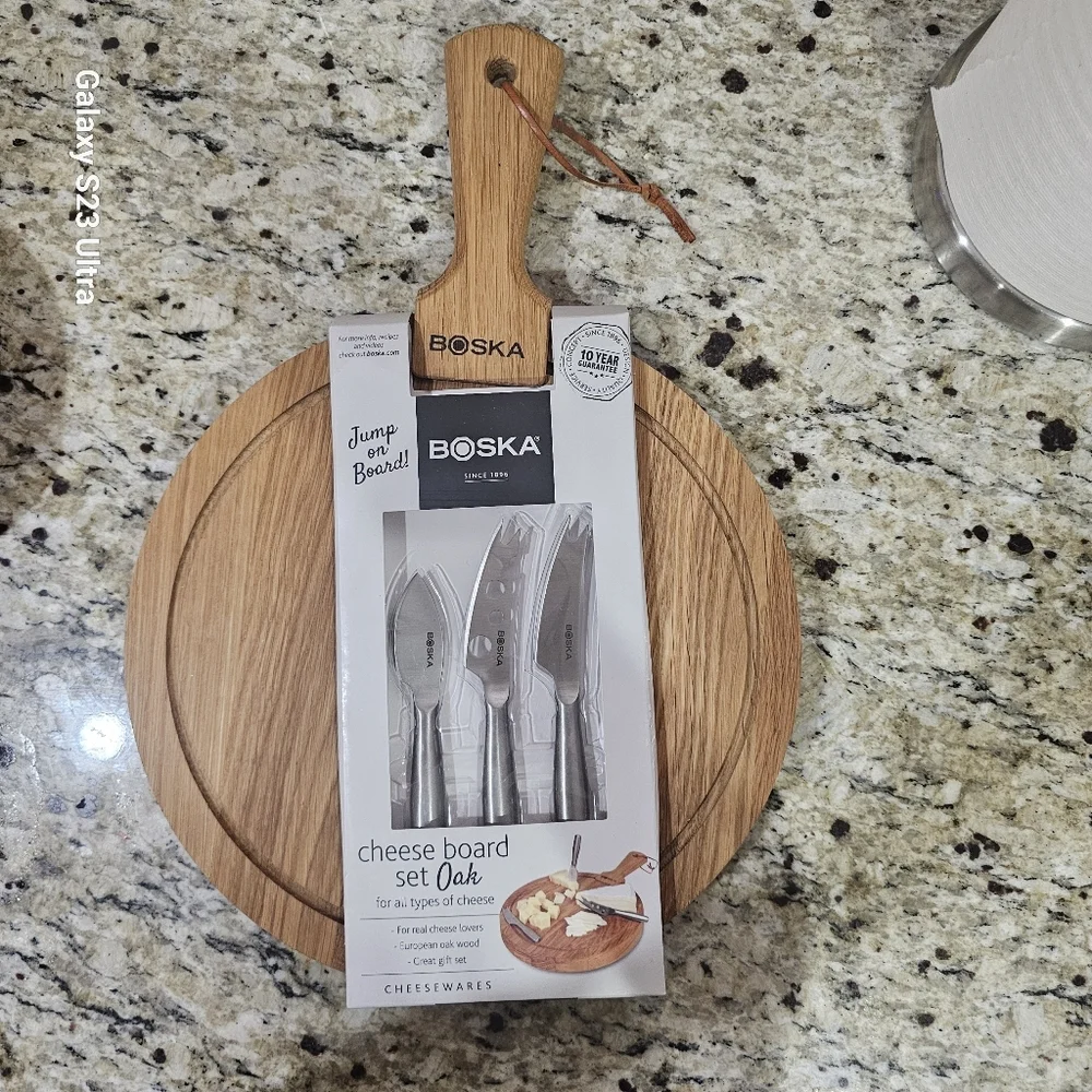 BOSKA CHEESE SET ROUND AMIGO CHEESEWEAR KNIFE AND CUTTING WOODEN BOARD